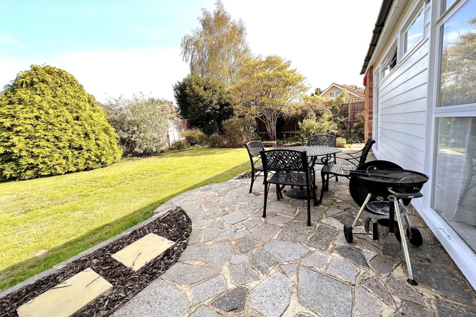 Spacious Family Bungalow With Garden For Up To 7 Έπσομ Εξωτερικό φωτογραφία