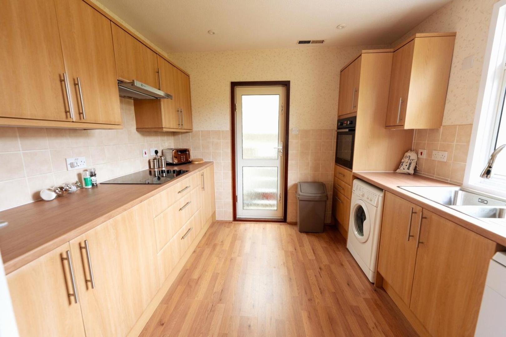 Spacious Family Bungalow With Garden For Up To 7 Έπσομ Εξωτερικό φωτογραφία